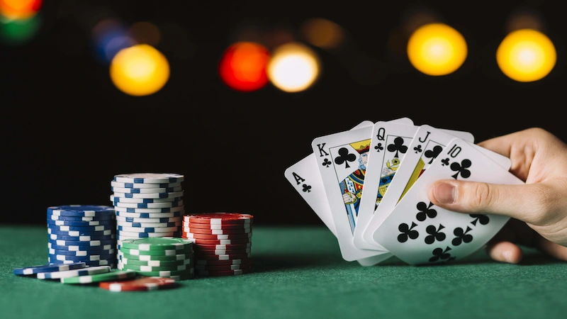 How are poker cards arranged?